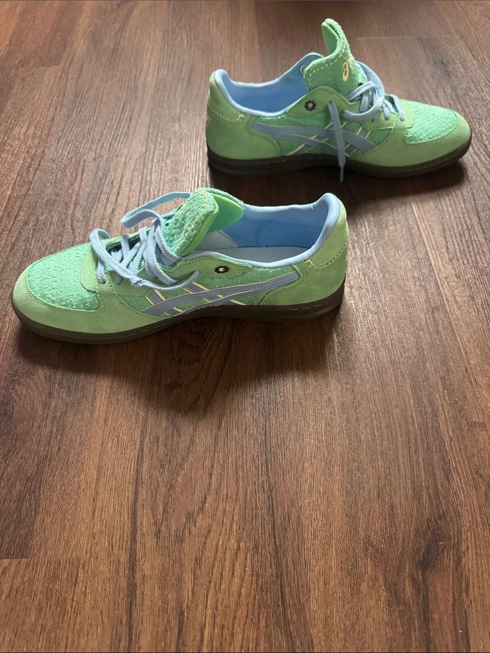 ASICS Mens Light Green and Light Blue Lace-Up Sneakers. M8.5